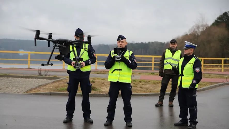 Na zdjęciu widać policjantów i drona