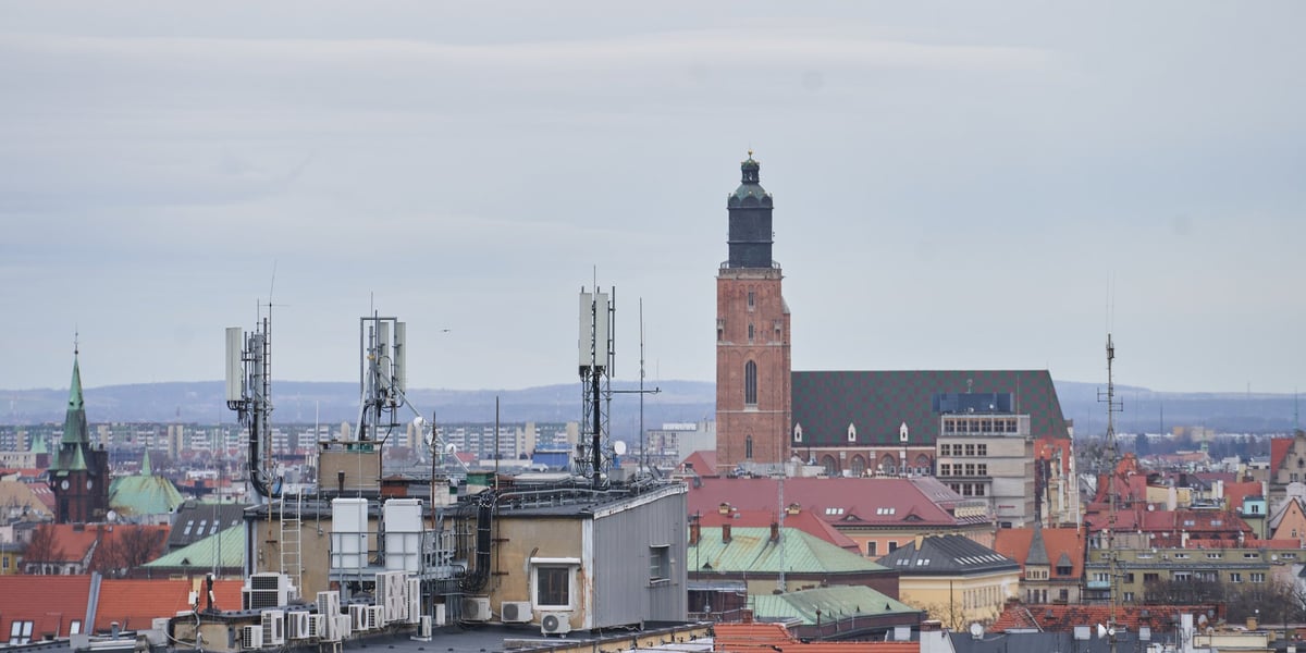Na zdjęciu: dachy, wieża kościoła garnizonowego i góry na horyzoncie