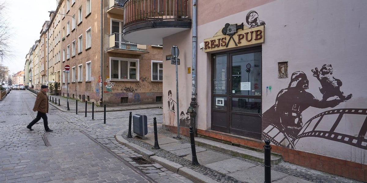 Na zdjęciu wejście do Pubu Rejs przy ul. Kotlarskiej