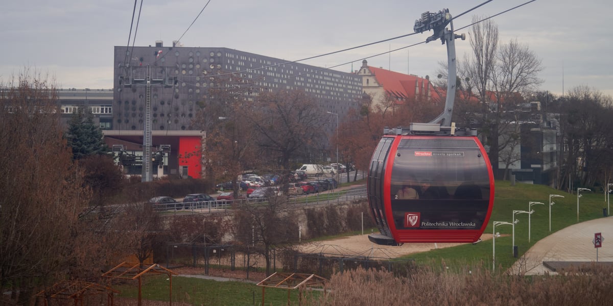 Na zdjęciu widać kolej linową we Wrocławiu