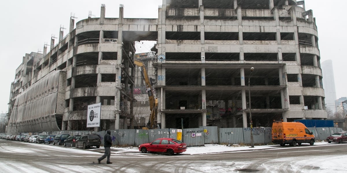 Zdjęcie archiwalne. Tak wyglądała rozbiórka wielopoziomowego parkingu, zwanego szieletorem, przy nasypie kolejowym we Wrocławiu