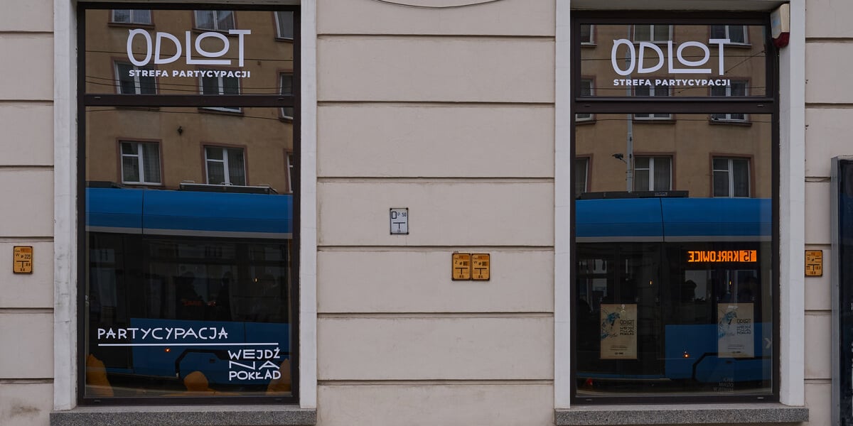Widok na witrynę lokalu "Odlot. Strefa Partycypacji" przy ulicy Piłsudskiego 34 we Wrocławiu