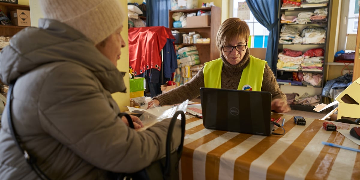 Punkt pomocy przy ulicy Hubskiej 88, 12.01.2023. Na zdjęciu wolontariuszka rejestrująca osobę potrzebującą pomocy