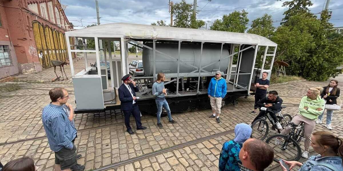 Na zdjęciu tramwaj-opryskiwacz latem 2022 r. przed halą dawnej zajezdni przy ulicy Legnickiej 65