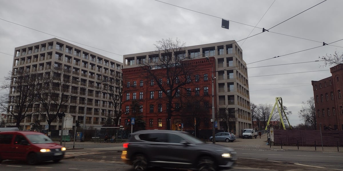 Na zdjęciu: ulica, samochody i dwa nowe budynki mieszkalne przy Drobnera