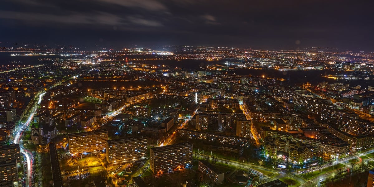 Na zdjęciu panorama Wrocławia nocą ze szczytu Sky Tower
