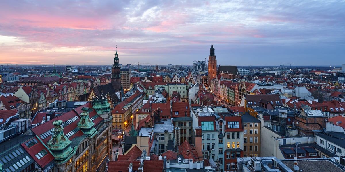 Na zdjęciu widok panoramy wrocławskiego Rynku o zachodzie słońca z mostku Pokutnic
