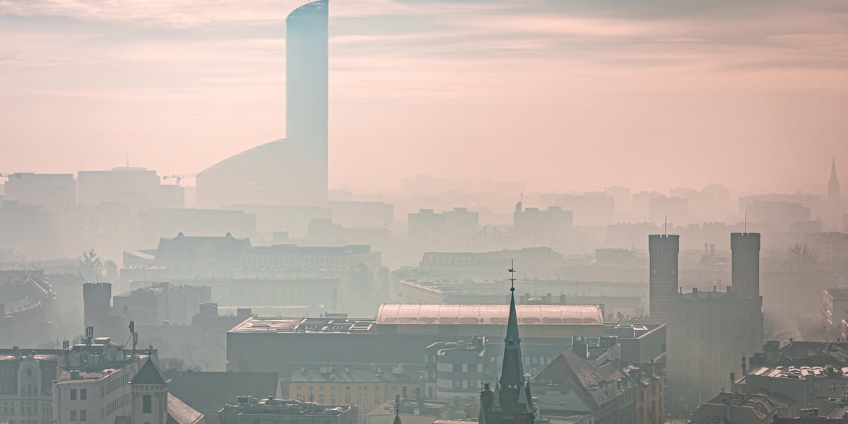Na zdjęciu: panorama Wrocławia, widok na wieżę kościoła Garnizonowego i w tle - Sky Tower