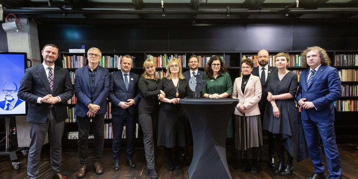 Na zdjęciu: przedstawiciele polskich samorządów na uroczystości ogłoszenia laureata 2 edycji Nagrody im. Pawła Adamowicza