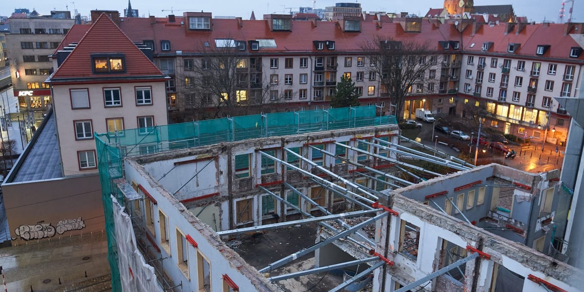 Na zdjęciu: widok z góry na wyburzany budynek biurowy przy ulicy Szewskiej i na okolicę