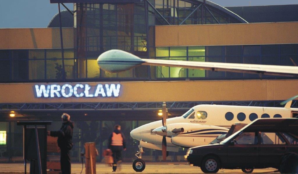 Na zdjęciu dawny terminal lotniczy na Strachowicach 