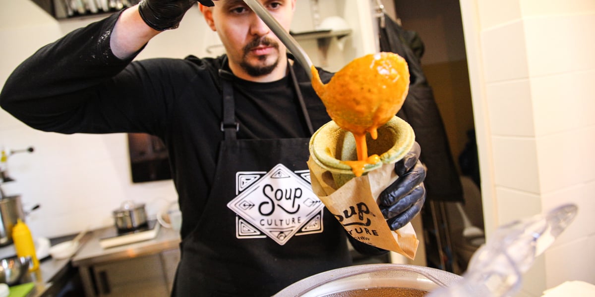 Na zdjęciu Igor serwujący zupę w Soup Culture przy ul. Szewskiej we Wrocławiu