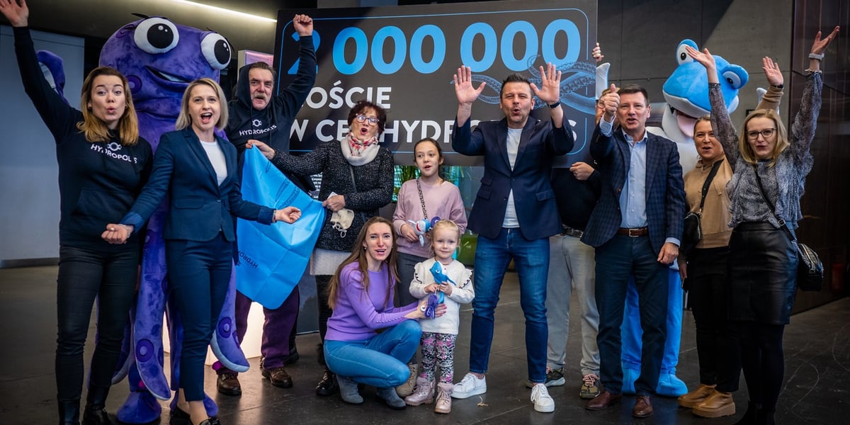 Na zdjęciu grupa osób świętująca uroczystość dwumilionowego gościa Hydropolis we Wrocławiu