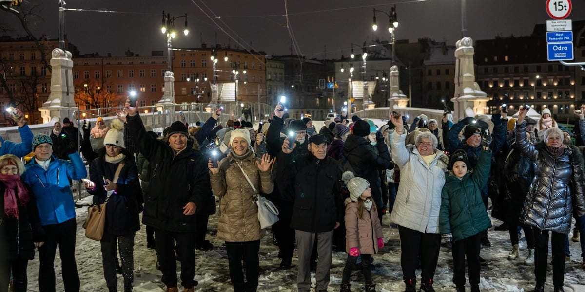 Na zdjęciu grupa ludzi na moście Pomorskim