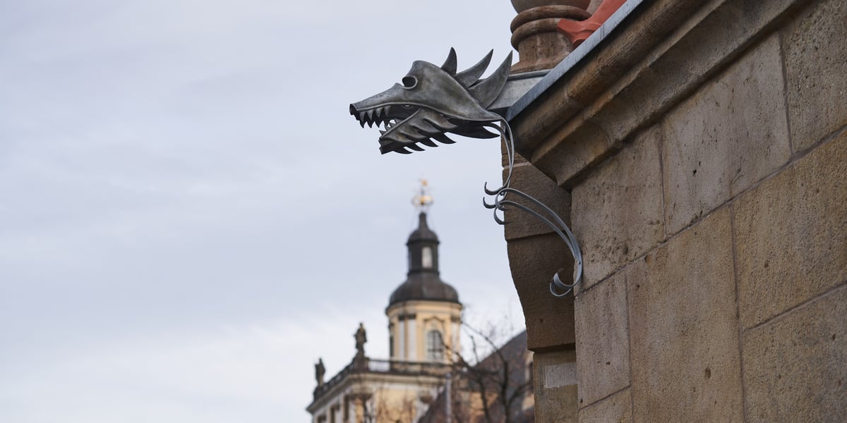 Na zdjęciu: rzygacz w kształcie pyska surrealistycznego stwora na budowli przed mostem Pomorskim Południowym