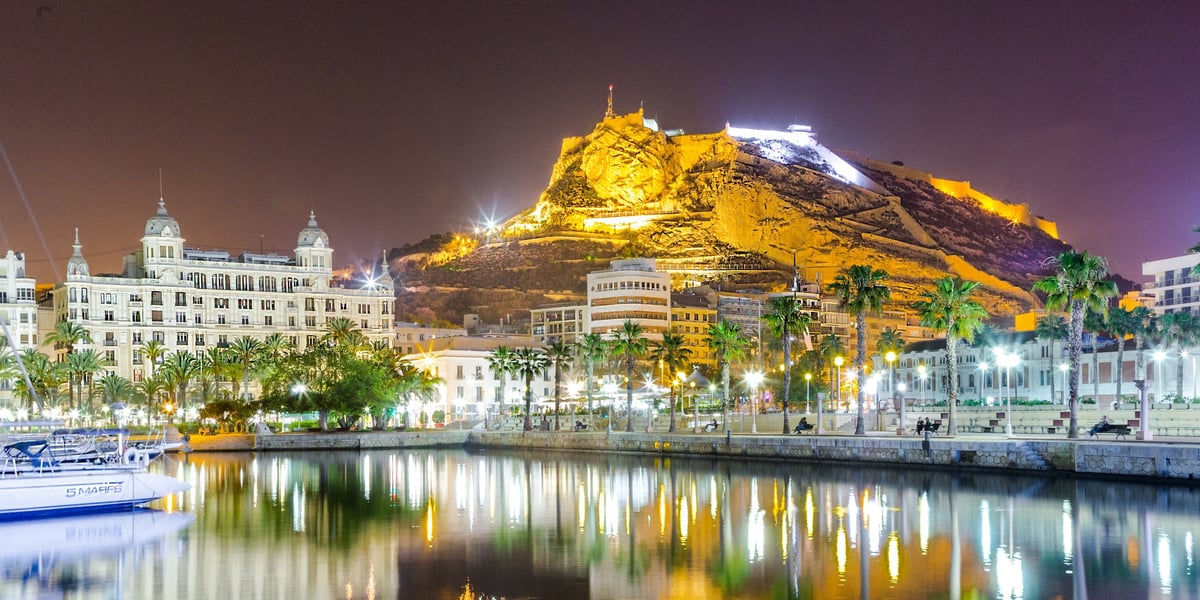 Na zdjęciu panorama Alicante w Hiszpanii - to jedno z miast, do którego dostaniemy się lecąc z Wrocławia