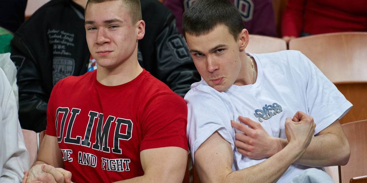 Na zdjęciu: dwaj chłopcy prężą bicepsy