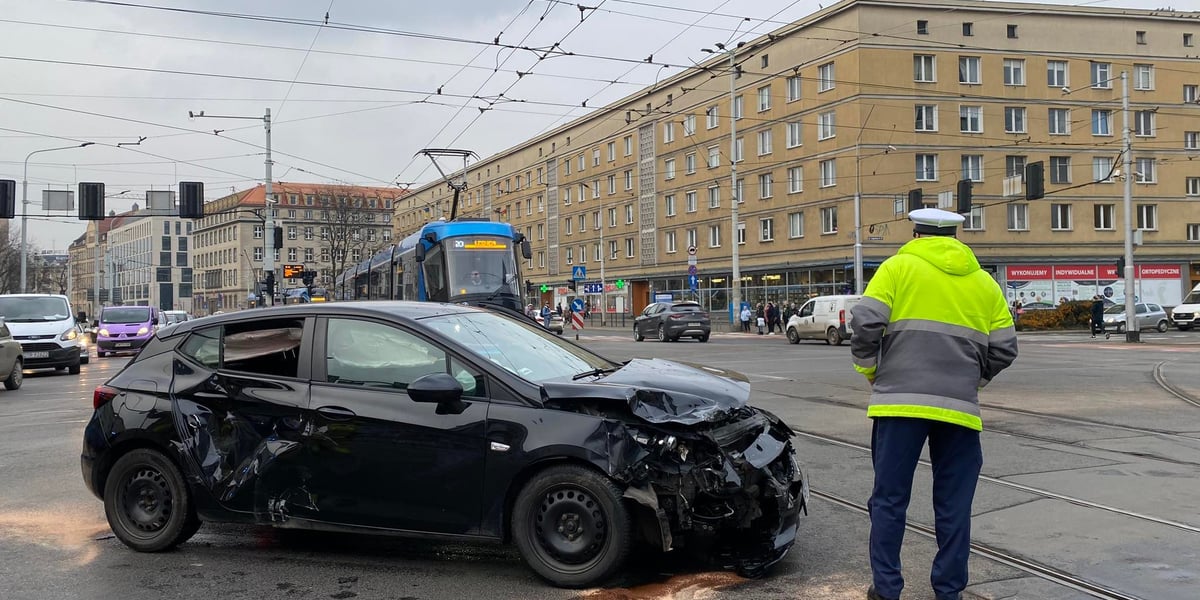 Na zdjęciu uszkodzony samochód po zderzeniu na placu Legionów
