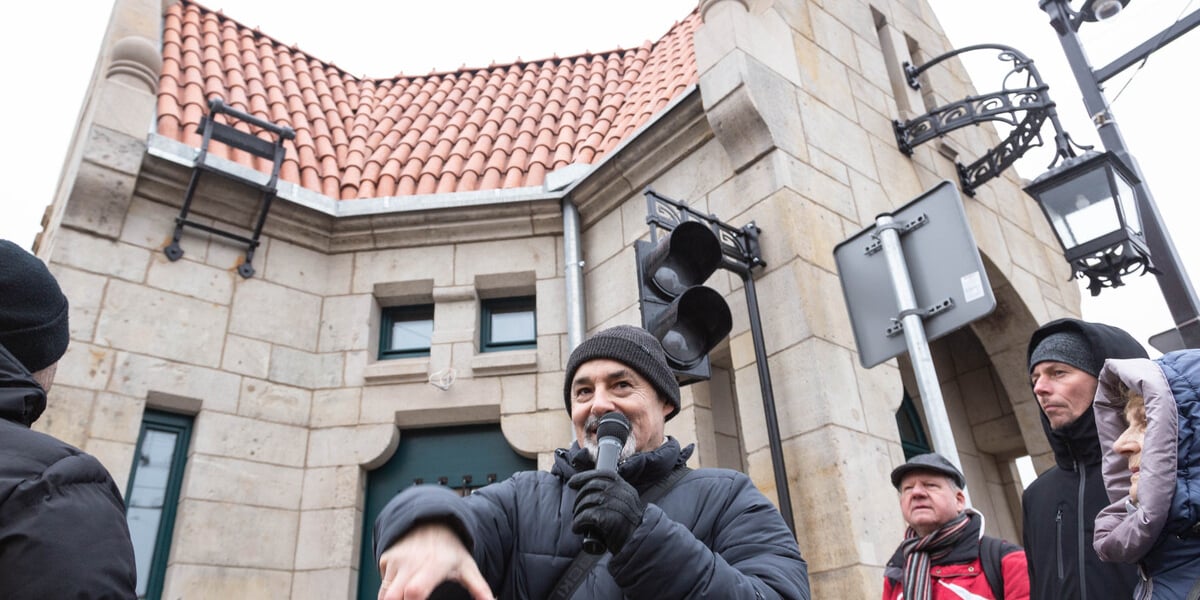 Mosty Pomorskie zostaną wkrótce otwarte dla ruchu samochodowego. Zanim się to stanie, wrocławianie świętują zakończenie remontu przeprawy. Na zdjęciu Juliusz Woźny opowiadający historię mostów, podczas spaceru z mieszkańcami.