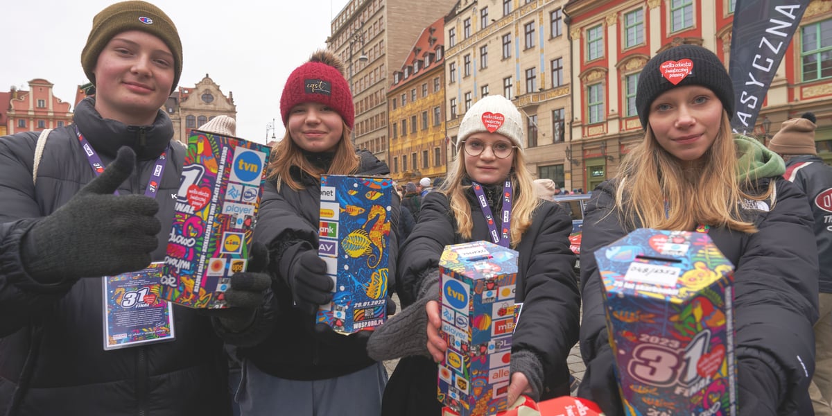 Na zdjęciu wolontariusze WOŚP 2023 z puszkami podczas Finału we Wrocławiu