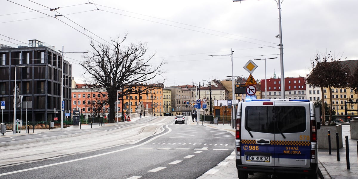 Straż miejska: Kierowcy jeżdżą po mostach bardzo ostrożnie, jakby nie byli pewni czy są już otwarte. 