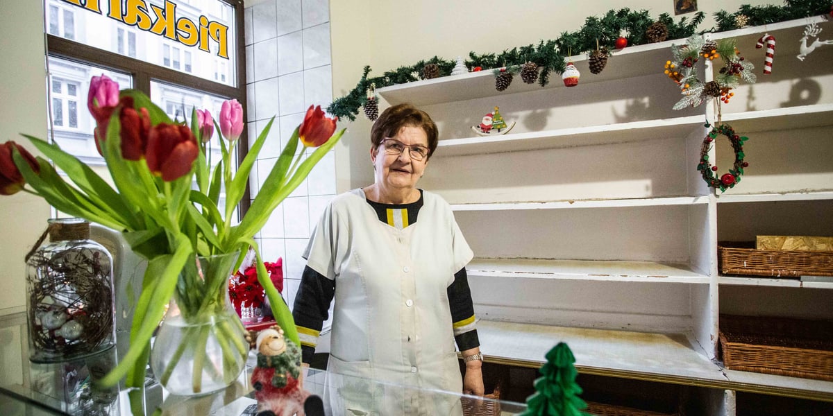 Piekarnia przy ul. Jedności Narodowej 1 we Wrocławiu sprzedała dziś ostatni bochenek prawdziwego chleba. Na zdjęciu pani Alicja, wieloletnia ekspedientka w piekarni Andrzeja Sekuny.