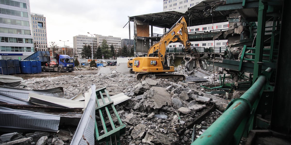 W zachodniej części dzielnicy Wrocław Południe rośnie centrum biznesowe. Na razie góruje tutaj Sky Tower,  a wokół niego budowane są kolejne biurowce (Centrum Południe, MidPoint 71, Wielka 27) Trwają właśnie prace nad rozbiórką wielopoziomowego parkingu przy ul. Swobodnej, by zrobić miejsce kolejnym budynkom, gdzie znajdą się biura do wynajęcia. 