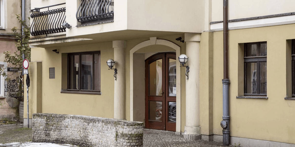 Na zdjęciu wejście do budynku, w którym dawniej mieścił się hotel Zaułek