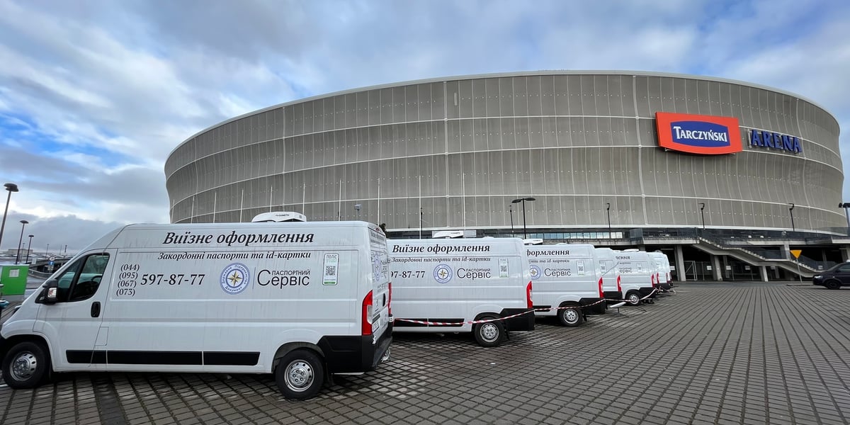 Na zdjęciu samochody w mobilnym punkcie paszportowym dla Ukraińców na Tarczyński Arena Wrocław