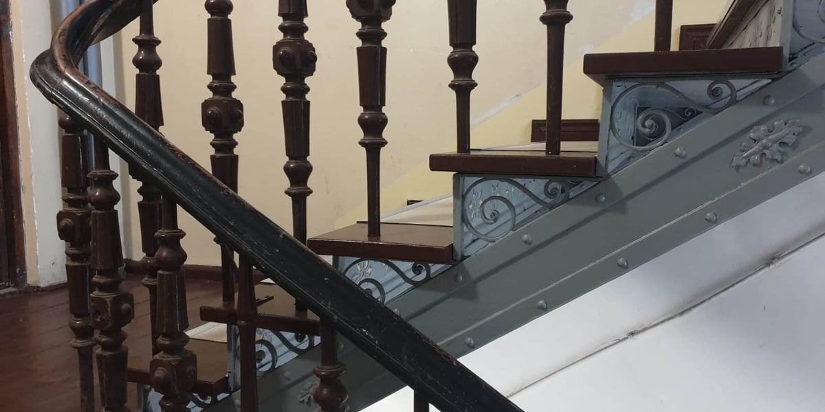 Na zdjęciu: fragment balustrady i schodów na wyremontowanej klatce kamienicy przy ul. Pereca