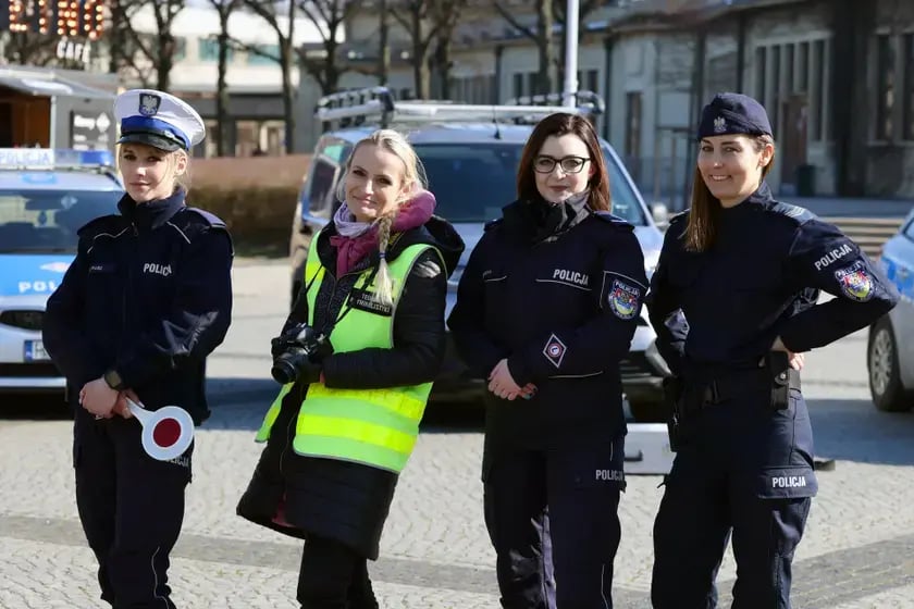 Funkcjonariusze policji w mundurach