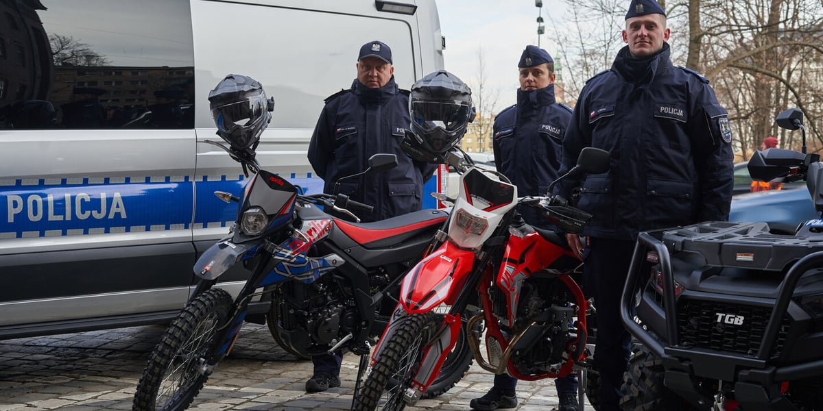 Na zdjęciu nowe pojazdy, które otrzymała właśnie Dolnośląska Policja – samochody, motocykle, quady oraz policjanci