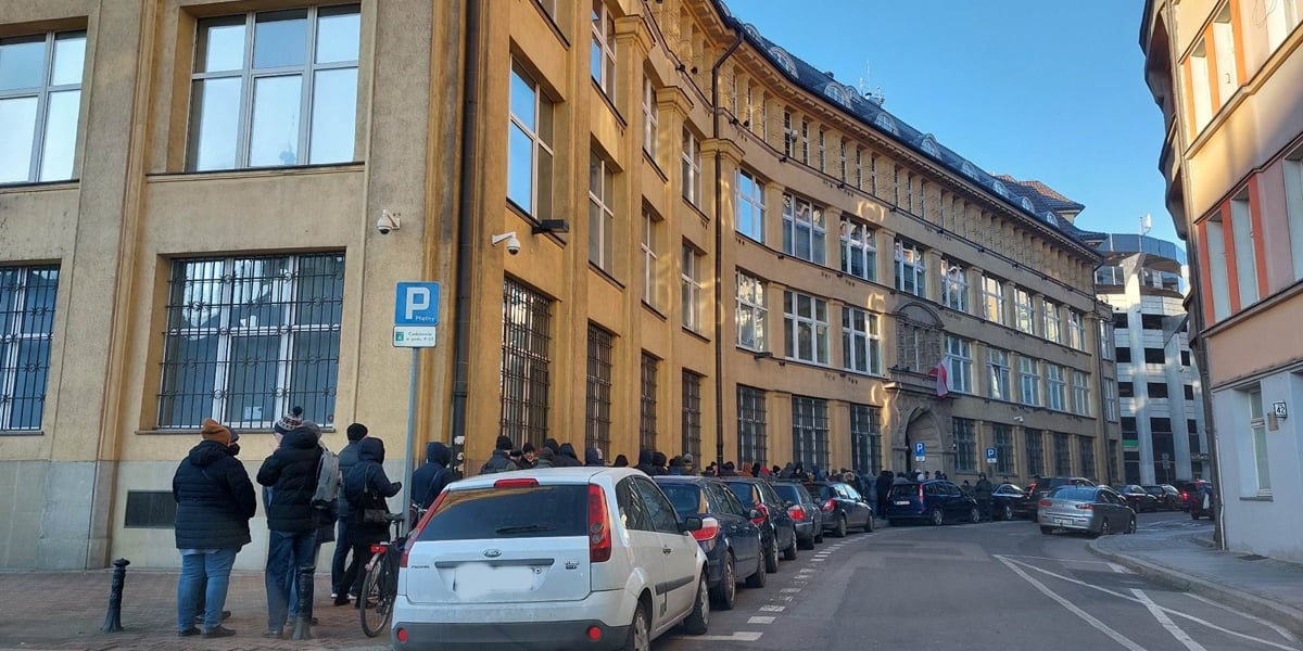Kolejka kolekcjonerów przed wrocławskim oddziałem NBP. 9 lutego 2023