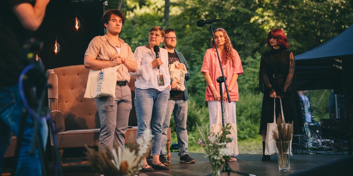 Wręczenie nagród w konkursie na recenzję literacką odbędzie się w lipcu, podczas Festiwalu Góry Literatury, na który zostaną zaproszeni wszyscy finaliści i finalistki. Na zdjęciu ubiegłoroczni laureaci.