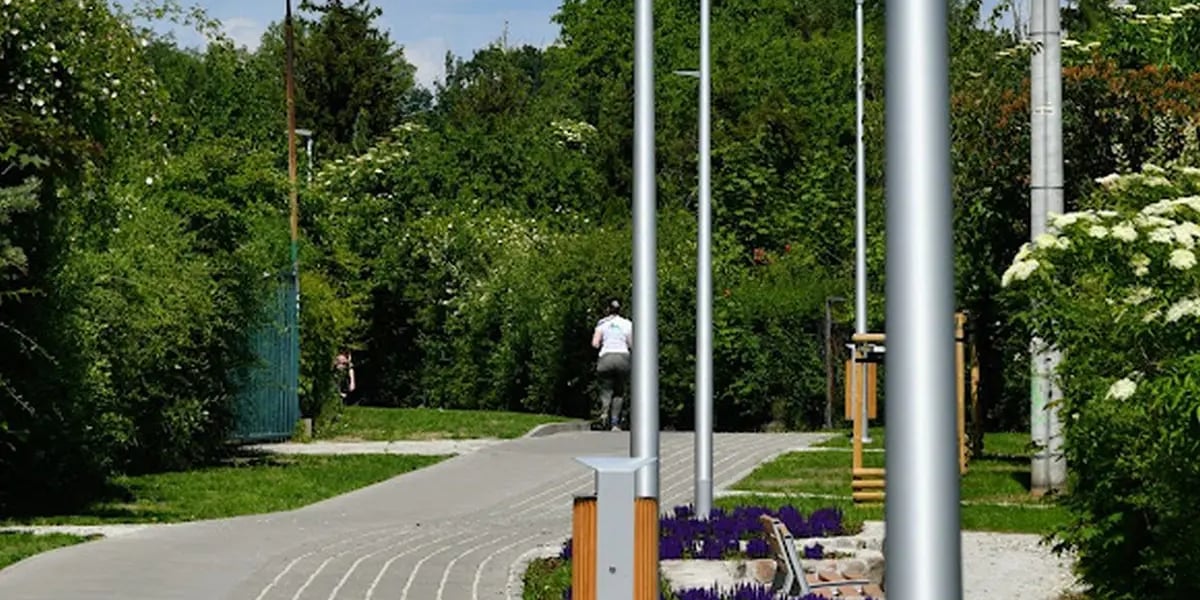 Oświetlony ciąg pieszo-rowerowy między Skwerem Ludzi ze znakiem P i kładką burzową z zagospodarowaniem zieleni