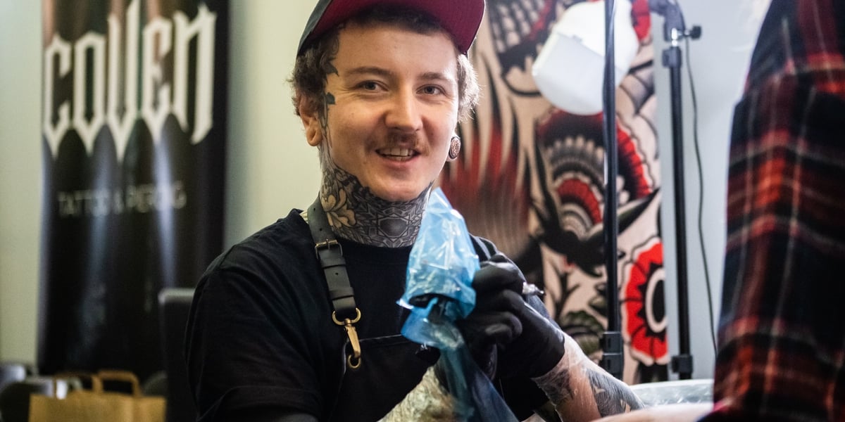 Na zdjęciu: tatuażysta podczas Wrocław Tattoo Show w Hali Stulecia