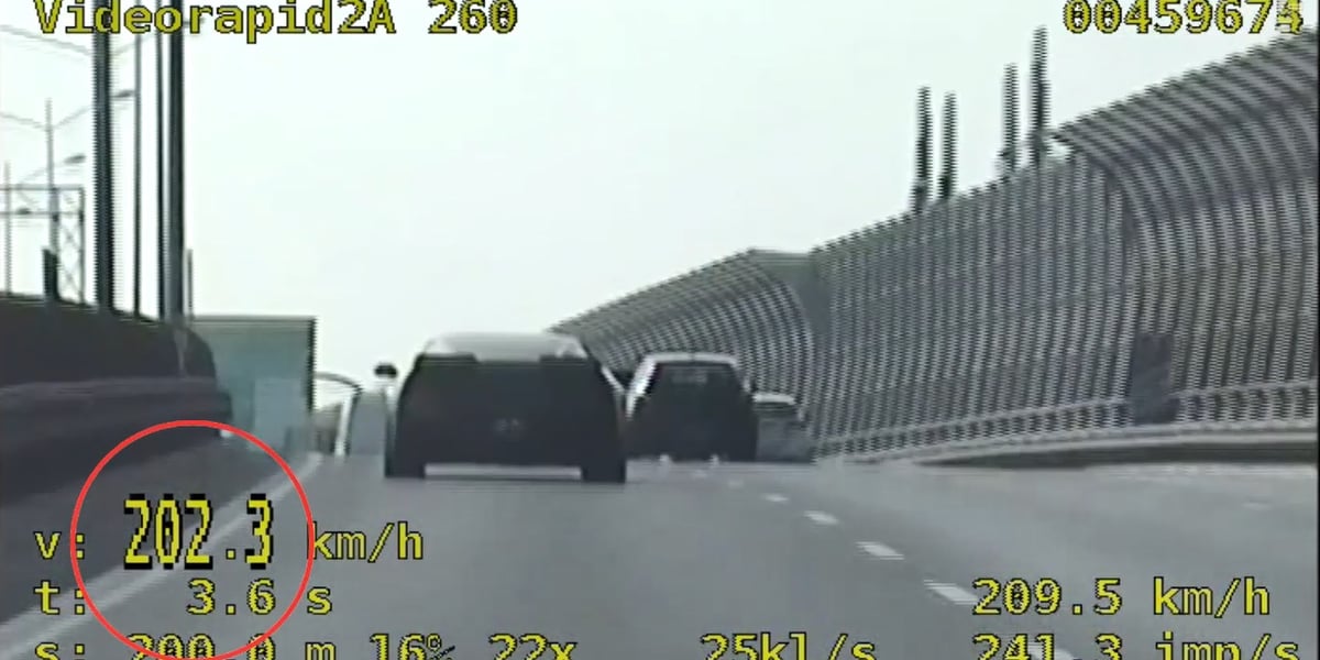Na zdjęciu widać Corvettę jadącą 202 km/h na AOW - zdjęcie z wideorejestratora patrolu drogówki