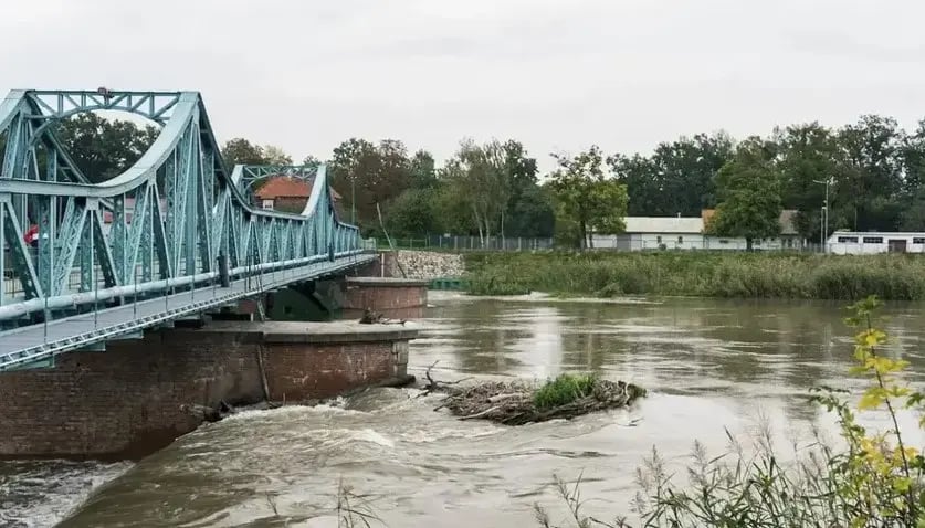 Na zdjęciu widać rzekę Widawę. Ostrzeżenie o prognozowanym wezbraniu z przekroczeniem stanu alarmowego obowiązuje od środy do piątku w zlewni Widawy, gdzie obowiązuje ostrzeżenie niższego, 2 stopnia. 