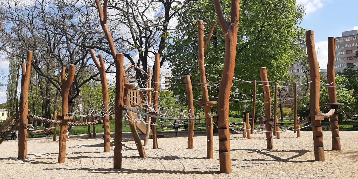 Plac zabaw dla dzieci starszych na skwerze miedzy Inowrocławską, Zachodnią i Młodych Techników