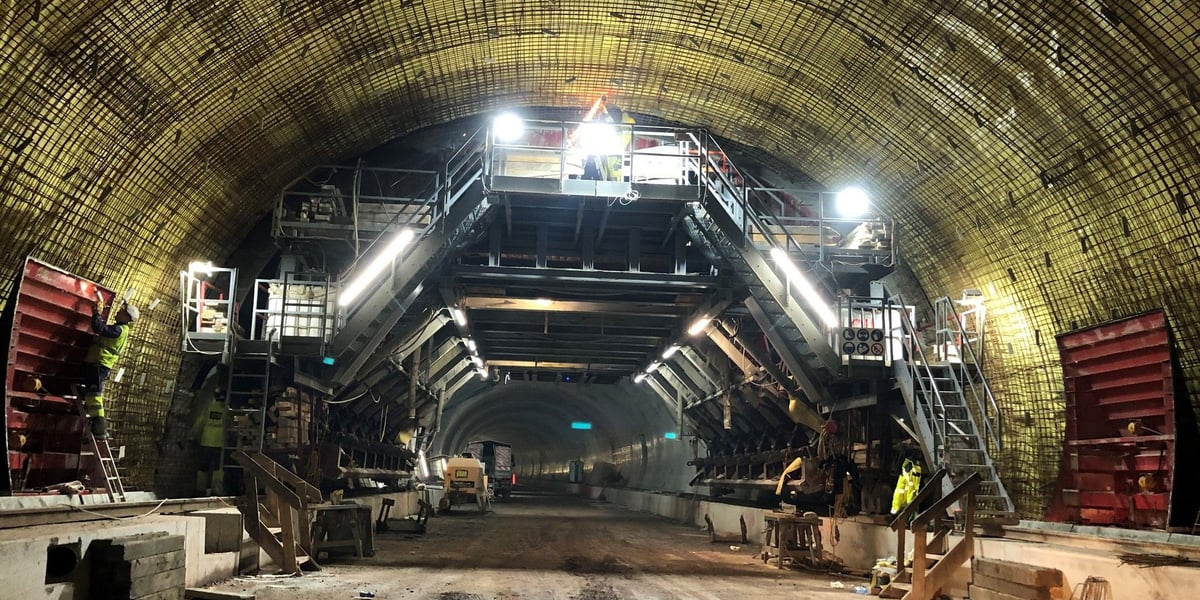 Na zdjęciu budowa tunelu TS-26 i ciągu drogi ekspresowej S3 na Dolnym Śląsku. Połowa lutego 2023