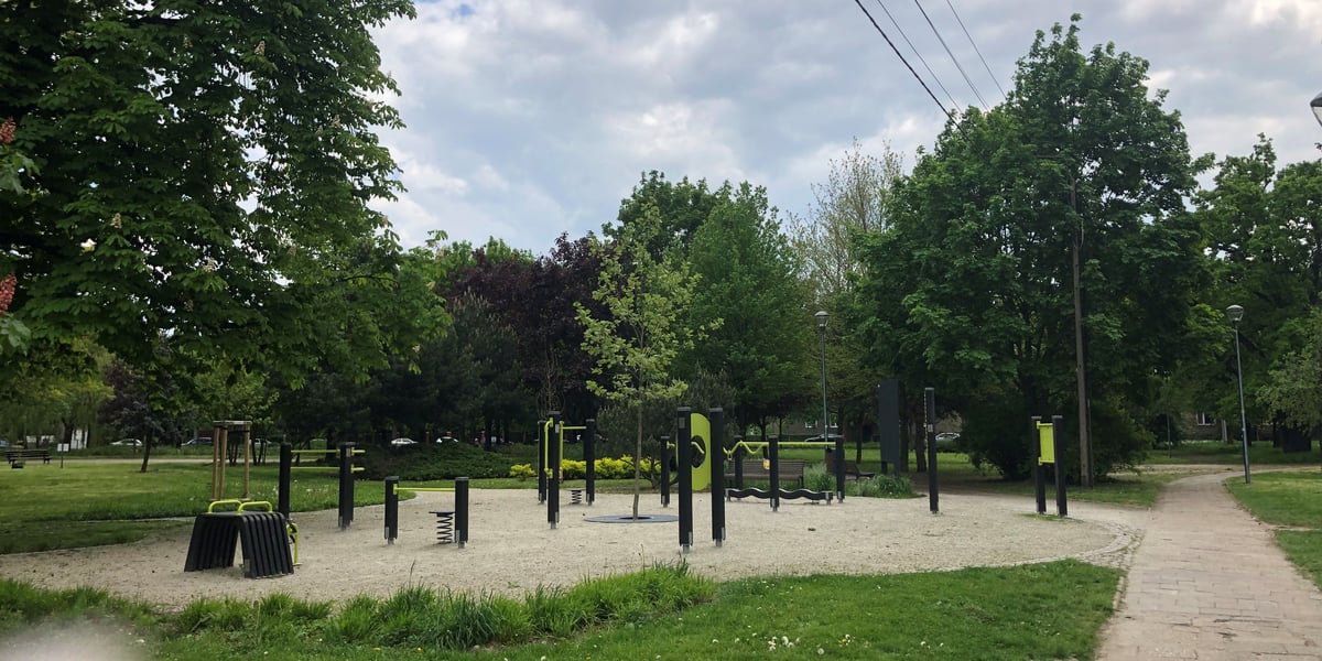Park Karłowice – edukacyjna instalacja z piaskiem i wodą oraz siłownia na wolnym powietrzu na skwerze przy WSO