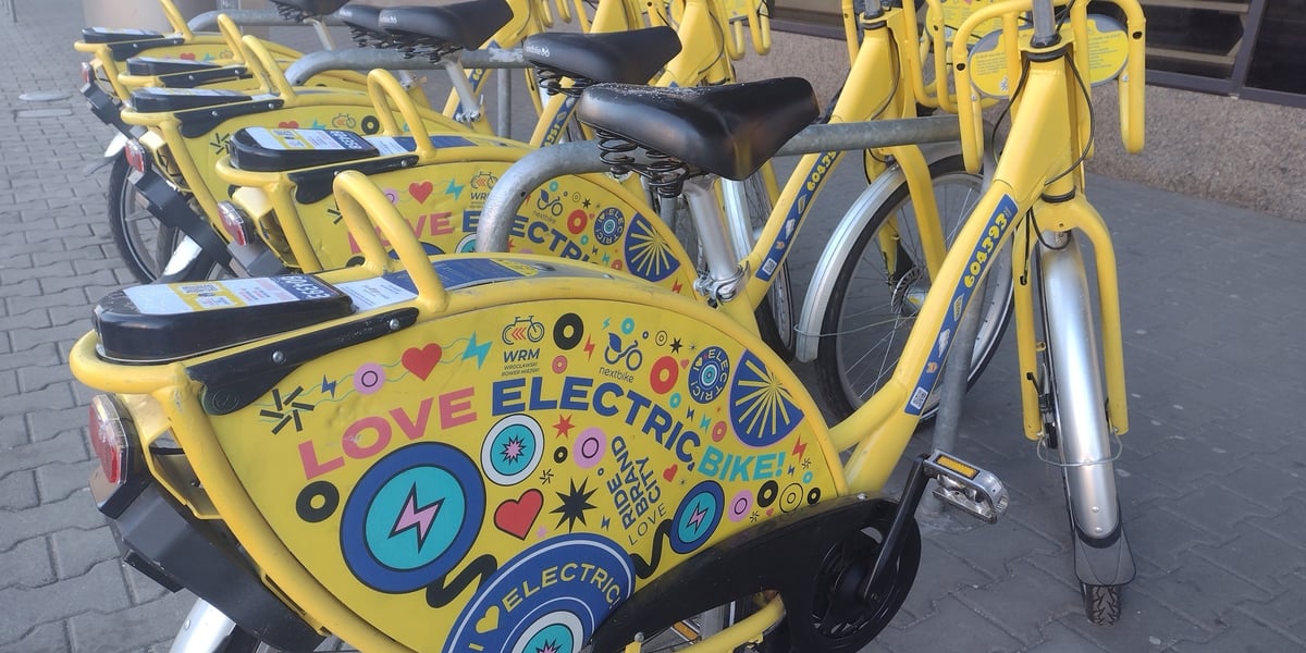 Na zdjęciu: kilka elektrycznych rowerów miejskich stojących na stacji pod Arkadami