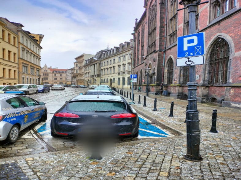 Na zdjęciu widać auto, które jest źle zaparkowane (auto stoi na miejscu dla osób z niepełnosprawnościami, choć kierowca nie posiadał zezwolenia)