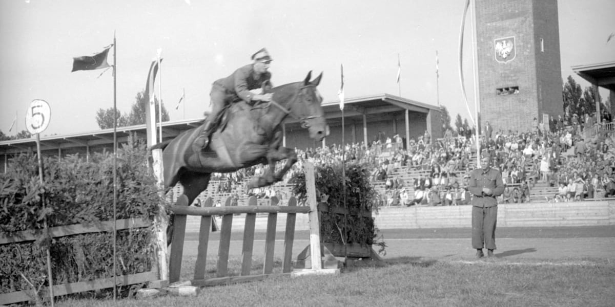 Na zdjęciu widać jeźdźca na koniu pokonującego przeszkodę na Stadionie Olimpijskim we Wrocławiu. Zdjęcia pochodzą z lat 1945-55. 