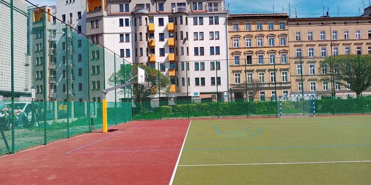 Boisko piłkarskie o sztucznej nawierzchni - I LO przy ul. Poniatowskiego