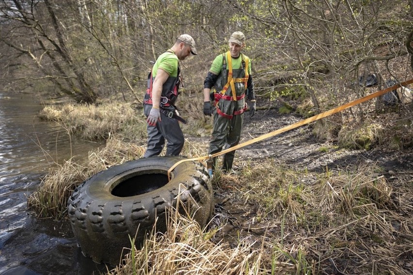 Na zdjęciu: opona z traktory wyciągana z wody podczas akcji „Kręci Nas Recykling ” 