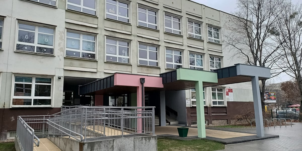 Przebudowa i remont strefy wejścia oraz placu przedwejściowego do ZSP nr 18 przy ul. Poznańskiej 26