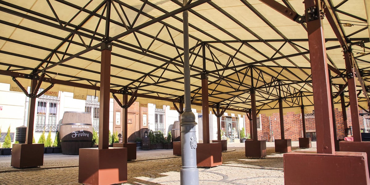 Na zdjęciu: pierwsze ogródki gastronomiczne otwierają się na wrocławskim Rynku