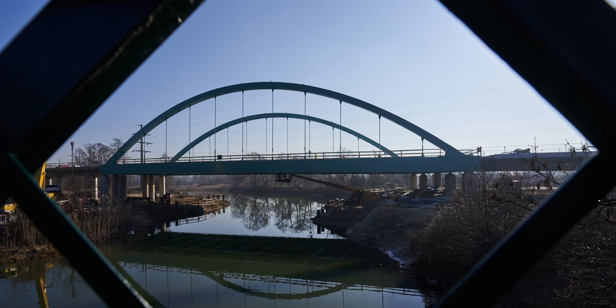 Na zdjęciu most. Budowa Alei Wielkiej Wyspy we Wrocławiu - luty 2023