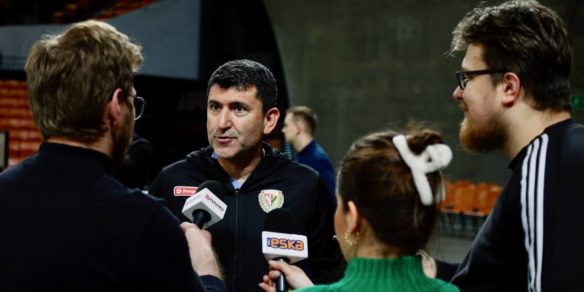 Na zdjęciu widać dziennikarzy i szkoleniowca Śląska Wrocław Ertugrula Erdogana